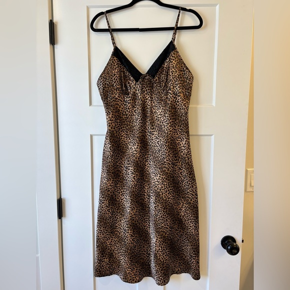 Gilligan & O'Malley Other - VINTAGE SATIN & VELVET GILLIGAN  & O MALLEY SLIP DRESS NIGHTGOWN LINGERIE sz L